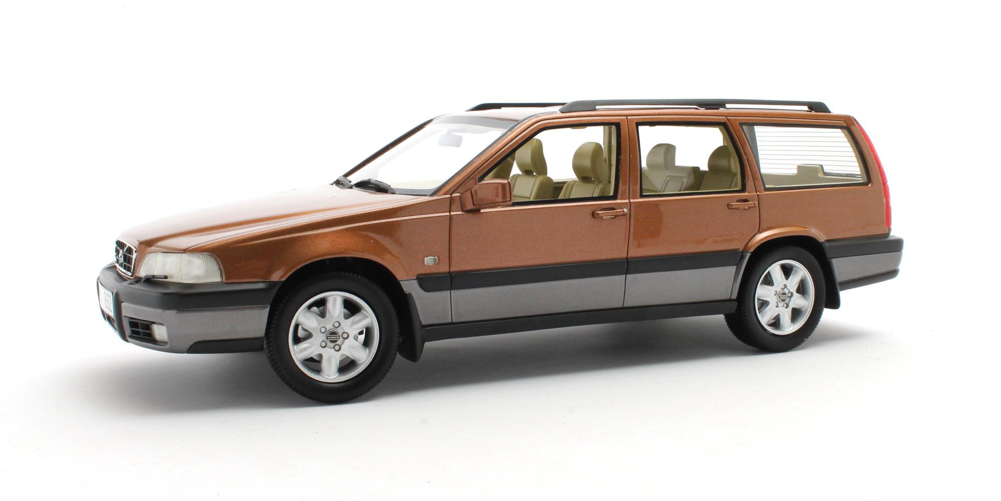 Volvo V70 XC 1996-1999 Sandstone Pearl - 1:18